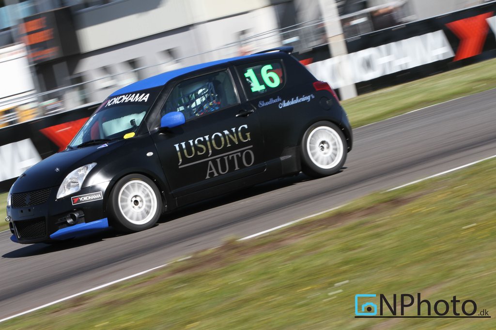Steffan Jusjong startede sin asfaltbane karriere ud i en Suzuki Swift Sport i Yokohama 1600 Challenge. Han har dog et Renault hjerte som banker meget højt, så han føler sig hjemme i Clio’en.
(Foto: CN Photo)